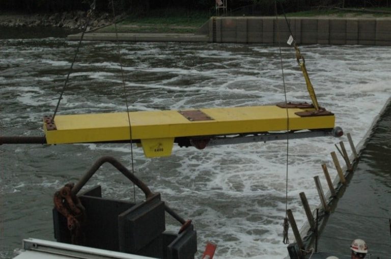 8. Wicket Gate installed in Illinois River